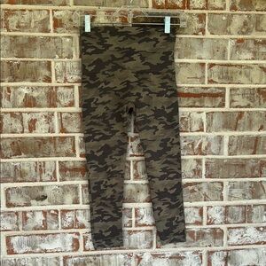 Spanx Look At Me Now Camouflage  Stretchy Crop Leggings